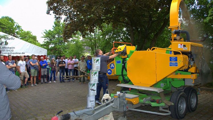 Beim gemeinsamen Rundgang auf der Baumpflegefachmesse erhalten alle Aussteller die Aufmerksamkeit der Teilnehmer für ihre Maschinen, Produkte und Dienstleistungen. Bild: Fachverband geprüfter Baumpfleger.