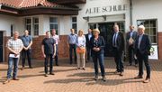 Agrarministerin Barbara Otte-Kinast mit Spargel-und Beerenanbauern aus dem Landkreis Nienburg. Bild: LWK Niedersachsen.