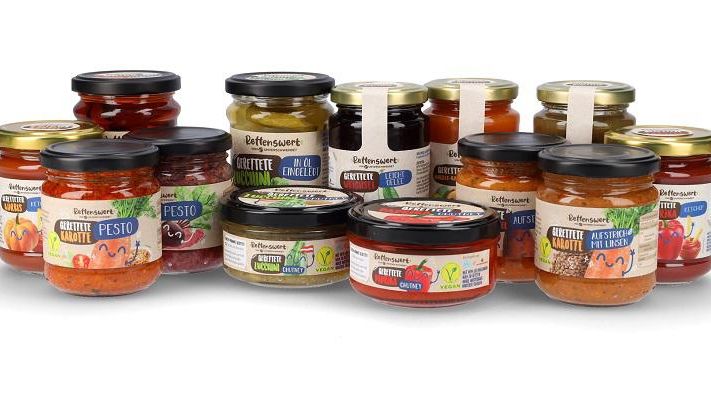 HOFER rettet jetzt gemeinsam mit Unverschwendet wertvolle Lebensmittel unter der Eigenmarke RETTENSWERT. Ab 21. Oktober stehen hochwertige Aufstriche, Chutneys und vieles mehr in allen österreichischen HOFER Filialen zum Kauf. Bild: HOFER.