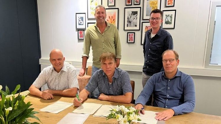 (v.l.n.r.) Frans van der Weiden und Daan Vermeer. Am Tisch (v.l.n.r.): Marko Penning, Peter Penning, Robert Piek. Bild: Penning Freesia.