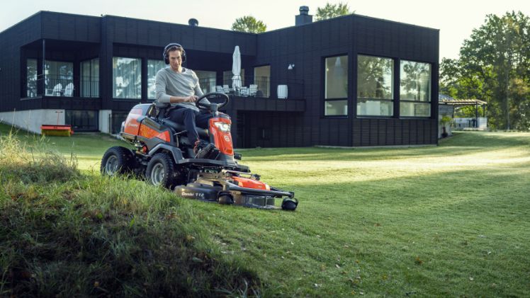 Mit seinen zahlreichen Extras ist der innovative 420TsX AWD Allrad-Rider ein Aufsitzer der Extraklasse. Bild: Husqvarna.