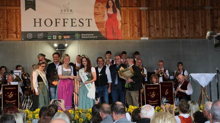 links vorne die verabschiedete Bio-Königin Anna-Lena II.; dahinter Sepp Huber, Thomas Lang,  Petra Högl, Lena I., frisch gekrönte Bayerische Bio-Königin; Josef Bauer, Sven Horter und Franz Strobl. Bild: LVÖ Bayern.