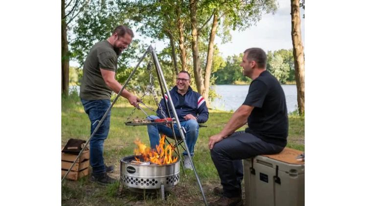Das Petromax Dreibein ist die perfekte Erweiterung für die Kochstelle. Bild: © Petromax.