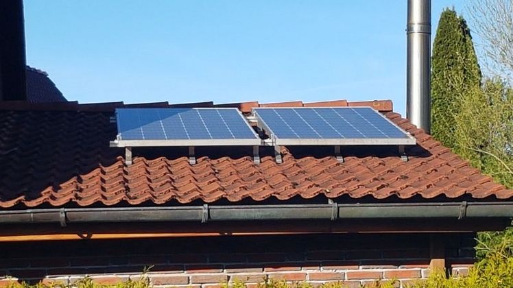 Die Einsatzmöglichkeiten von Mini-Solaranlagen in Gartenbau- und GaLaBau-Betrieben sind vielfältig und gehen weit über die reine Kostensenkung hinaus. Bild: GABOT.