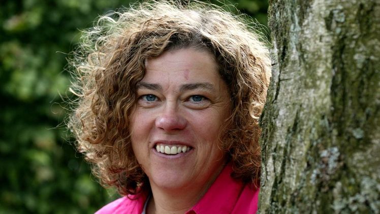 Melanie Unterberg hat nach ihrer Ausbildung im Zierpflanzenbau die Fachschule zur staatl. geprüften Gartenbautechnikerin besucht und danach weitere Praxiserfahrungen in Produktionsbetrieben und im Garten- und Landschaftsbau gesammelt. Bild: GL/Unterberg.