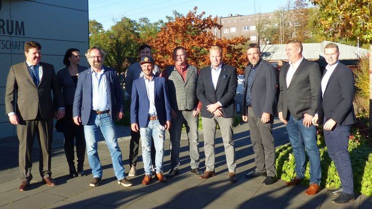 Stolze Absolventen: Neun frisch ausgebildete Meister des Garten- und Landschaftsbaus bekamen in der Landwirtschaftskammer Hamburg ihren Meisterbrief. Der Präsident der Landwirtschaftskammer Hamburg, Andreas Kröger, die Kammer-Geschäftsführerin Nadine Eckhoff und Ludger Plaßmann, Vorsitzender des FGL HH (v.l.n.r) gratulierten. Bild: FGL HH.