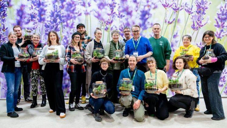 Garten im Flaschenformat: Auf der IPM ESSEN traf sich die Blogger-Community zu einem nachhaltigen Mitmachformat. Bild: ZVG/ Schubert.