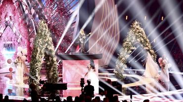 Mit einer opulenten Blütendekoration, insgesamt 18 Brautsträußen und phantasievollen blühenden Accessoires brachte Blumen – 1000 gute Gründe moderne Hochzeitsfloristik beim „All-Star-Walk“ von „Germany´s next Topmodel“ auf die Bühne. Bild: © Florian Ebener/Getty Images Entertainment/Getty Images.