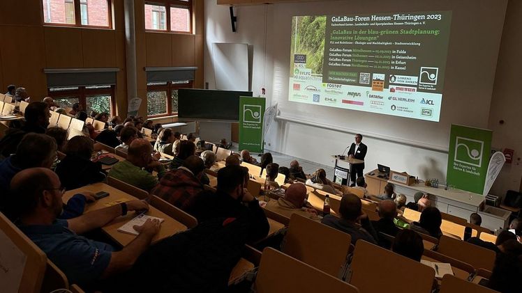 FGL-Regionalpräsident Alexander Tilburgs moderierte das GaLaBau-Forum Südhessen2023. Bild: FGL Hessen-Thüringen.