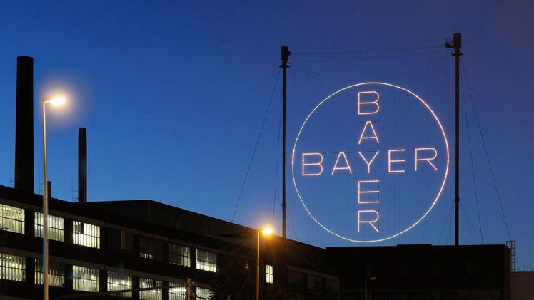 Das Bayer-Kreuz bei Nacht. Bild: Bayer AG.