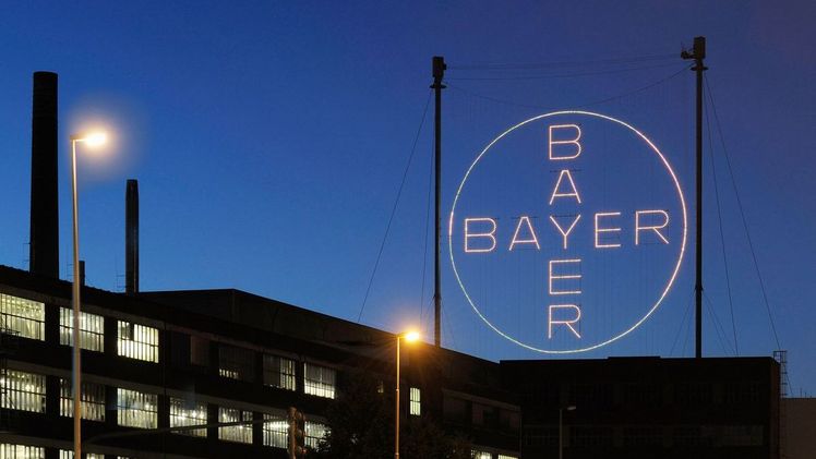 Das Bayer-Kreuz bei Nacht. Bild: Bayer AG.