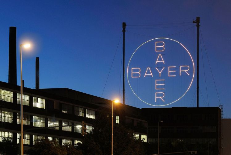 Das Bayer-Kreuz bei Nacht. Bild: Bayer AG.