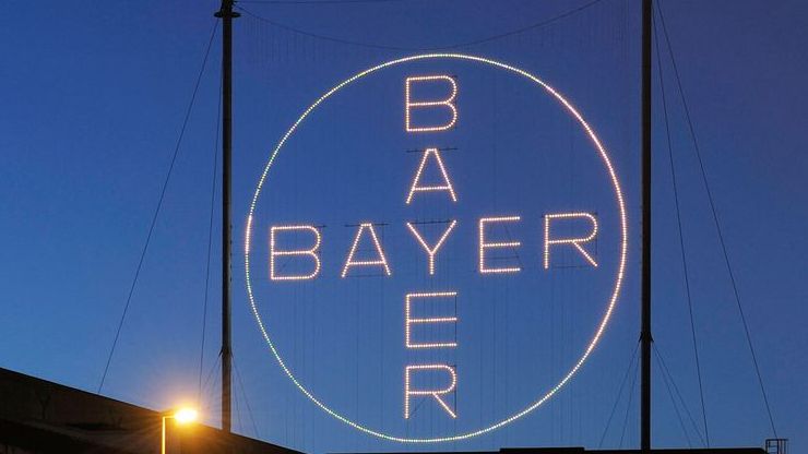 Das Bayer-Kreuz bei Nacht. Bild: Bayer AG.