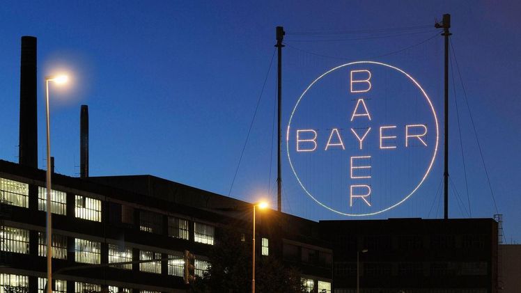 Das Bayer-Kreuz bei Nacht. Bild: Bayer AG.