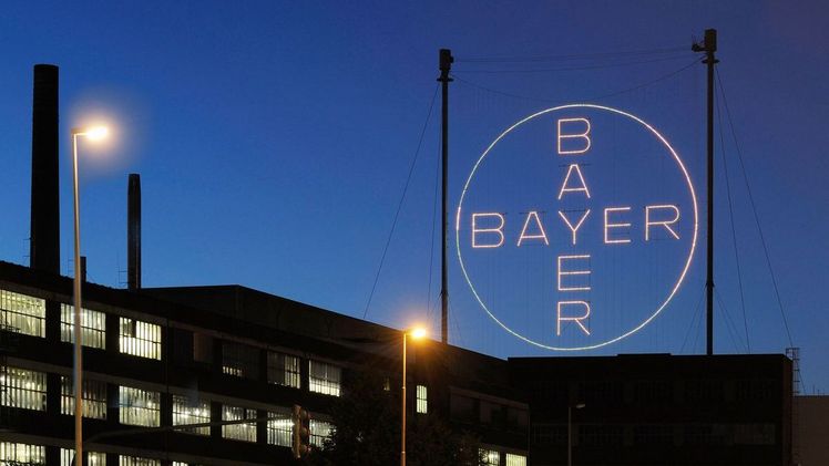 Das Bayer-Kreuz bei Nacht. Bild: Bayer AG.