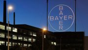 Das Bayer-Kreuz bei Nacht. Bild: Bayer AG.