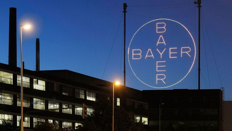 Das Bayer-Kreuz bei Nacht. Bild: Bayer AG.