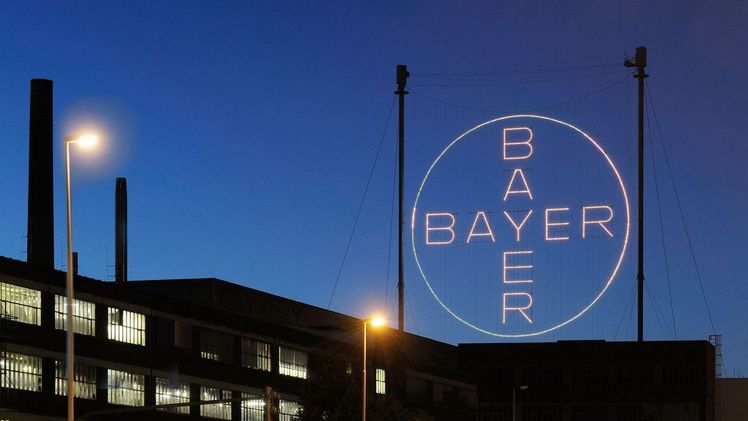 Das Bayer-Kreuz bei Nacht. Bild: Bayer AG. Das Bayer-Kreuz bei Nacht. Bild: Bayer AG.