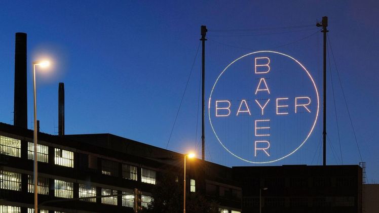 Das Bayer-Kreuz bei Nacht. Bild: Bayer AG.