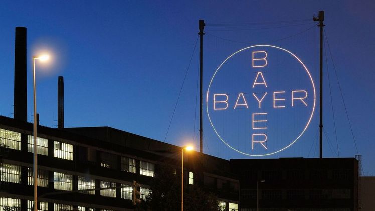 Das Bayer-Kreuz bei Nacht. Bild: Bayer AG. Das Bayer-Kreuz bei Nacht. Bild: Bayer AG.
