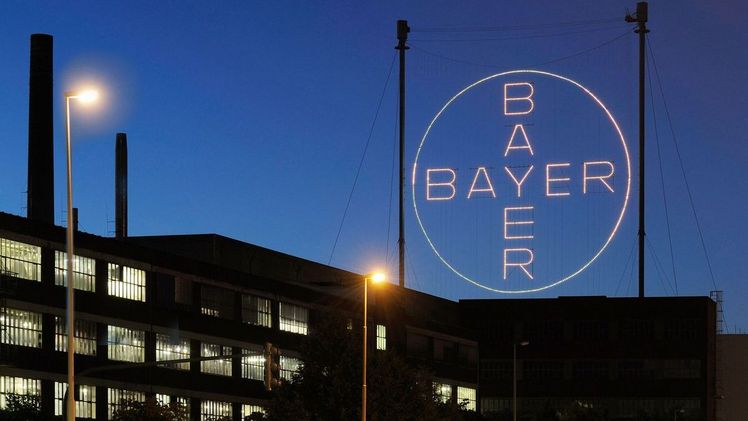 Das Bayer-Kreuz bei Nacht. Bild: Bayer AG.