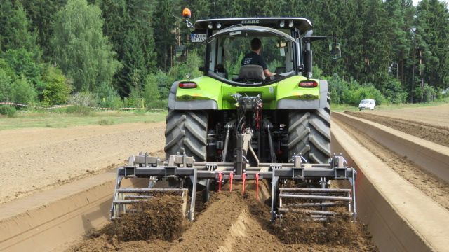 Spargelgrubber SG-300. Bild: Harlander Landtechnik.