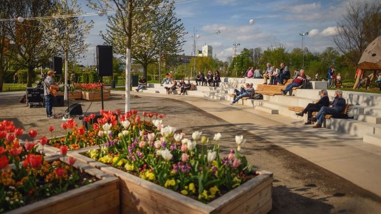 Seit der Eröffnung am 16. April präsentiert sich das neue 'Grüne Herz' der Stadt als lebendiger Ort für Natur, Begegnung, Bewegung und Kultur. Bild: © LAGA Neuss 2026 GmbH & Markus van Offern. 