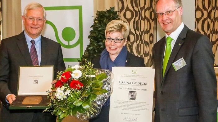 Als erster Frau wurde der NRW-Landtagspräsidentin Carina Gödecke die Ernst-Schröder-Medaille verliehen – von H. Christian Leonhards (r.), Präsident des Verbandes Garten-, Landschafts- und Sportplatzbau Nordrhein-Westfalen, sowie Eckhard Uhlenberg, 1