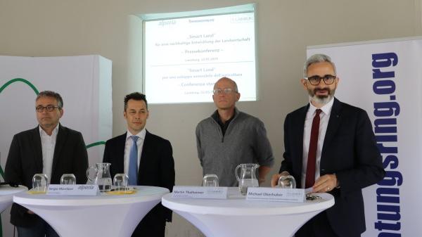von li.:Hansjörg Hafner, Sergio Marchiori, Martin Thalheimer und Michael Oberhuber. Bild:  Versuchszentrum Laimburg.