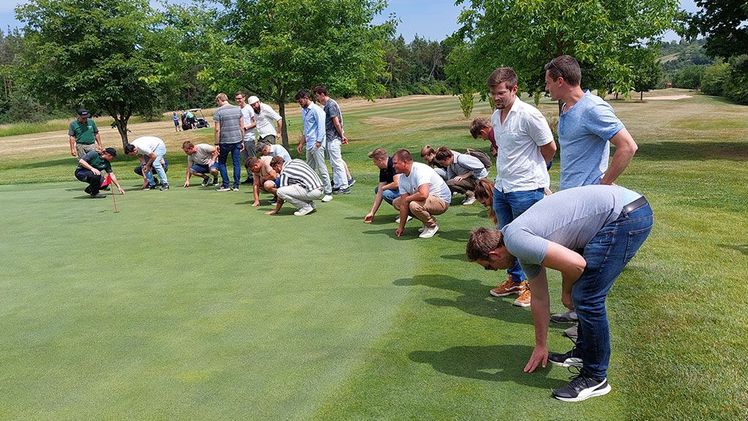 Die Studierenden der Fachrichtung Garten- und Landschaftsbau (kurz GaLaBau) waren im Sommer zu einer Exkursion auf den Golf Club Würzburg. Bild: Frank Angermüller © LWG Veitshöchheim.