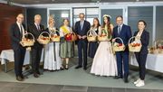v.l. Dr. Christian Weseloh (GF Raiffeisen/BVEO), Alois Rainer (Bundesminister für Ernährung und Landwirtschaft), Ella Maxim Weilert (Blütenkönigin aus dem Alten Land), Bundeskanzler Friedrich Merz, Emelie Witzigmann (Bodensee-Apfelkönigin), Laura Baur (Bodensee-Apfelprinzessin), Alida-Nadine Kühne (Blütenkönigin für Sachsen und Sachsen-Anhalt), Carsten Schneider (Bundesminister für Umwelt, Naturschutz und Reaktorsicherheit), Suse-Katrin Jamrath (stv. GF BVEO). Bild: © BVEO.