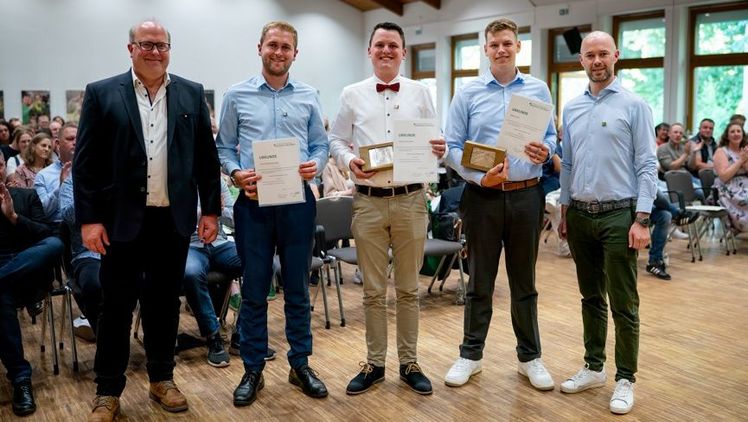 Die jahrgangsbesten Landschaftsgärtner (v. l. n. r.): Jannis Reiffenschneider, Klemens Kirschner und Nathan Dück mit Michael Reiffenschneider (links) und Gerrit Ahrens (rechts). Bild: VGL NRW/Wolfram Schubert.