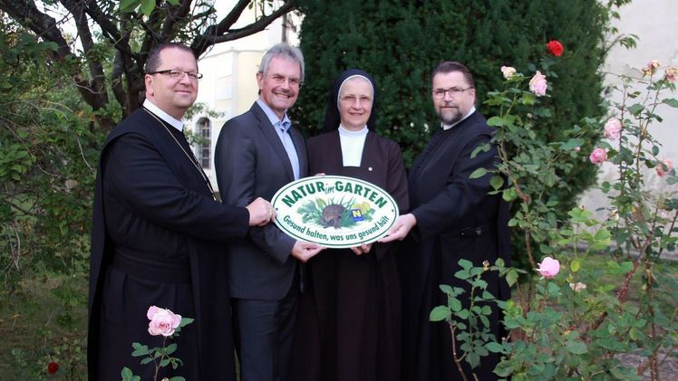 (v.l.n.r.): Abt Thomas Renner vom Stift Altenburg, Landesrat Karl Wilfing, Präsidentin von Klösterreich Generaloberin Sr. M. Michaela Pfeiffer-Vogl, Marienschwestern vom Karmel, und Klösterreich-Vorstandsmitglied P. Michael Hüttl, Prior des Stiftes Altenburg. Bild: "Natur im Garten".