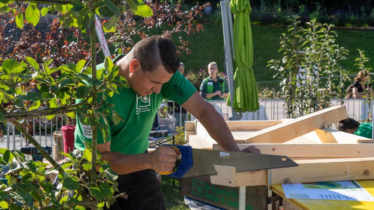 Ob Pflanze, Stein oder Holz: Nicht nur im Ausbildungsbetrieb werden wichtige Kenntnisse vermittelt. Auch in Kursen der überbetrieblichen Ausbildung (ÜA) erhält der gefragte Nachwuchs zahlreiche "Tipps und Tricks" für die berufliche Karriere. BGL.