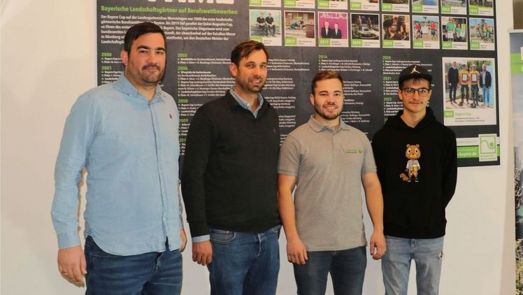 Vorstellung der neuen "Wall of Fame" an der DEULA Bayern in Freising, v.l.: Maximilian und Matthias Gaissmaier zusammen mit ihren Auszubildenden Xaver Vöst und Matthias Kiermeier. Bild: Sindi Guri, VGL Bayern.