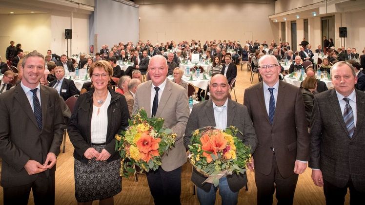 Der Landwirt Konrad Bruckmann (Dritter von links) und der Gärtner Amandeep Singh (Vierter von links) sind am Dienstagabend (28. November) in Oldenburg als Arbeitnehmer des Jahres ausgezeichnet worden. Den Ausgezeichneten gratulierten (von links) Dr. Matthias Heyder, Leiter des LWK-Fachbereichs Arbeitnehmerberatung und Weiterbildung, Niedersachsens Landwirtschaftsministerin Barbara Otte-Kinast, Kammerpräsident Gerhard Schwetje und Wilfried Henties, stellvertretender Vorsitzender des Niedersächsischen Landvolks Braunschweiger Land und Vorsitzender im Kammer-Ausschusses Arbeitnehmer im Agrarbereich. Bild: Wolfgang Ehrecke/LWK. 