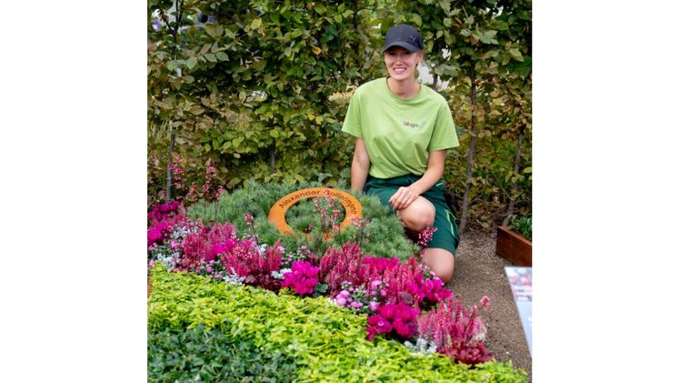 Anna Saienko von Blumen Wagner aus München ist die Gewinnerin der Deutschen Meisterschaft der Friedhofsgärtner 2023. Foto: BdF/Schubert.