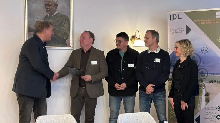 V. l. n. r.: Prof. Dr. Eckart Kramer (HNEE), Dr. Frank Reichel (Ministerium für Land- und Ernährungswirtschaft, Umwelt und Verbraucherschutz des Landes Brandenburg), Golo Phillip (Landwirtschaft P. Phillip, Booßen), Dirk Scheibe (LAB Müncheberg), Maria Petschelt (Ministerium für Land- und Ernährungswirtschaft, Umwelt und Verbraucherschutz des Landes Brandenburg). Bild: HNEE.