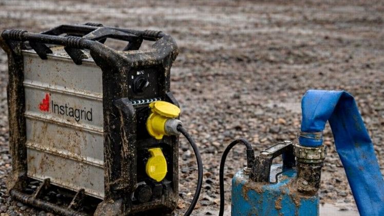 Schmutzwasserpumpe Tsurumi LB480 mit Instagrid-Akku: extrem flexibel und ebenso stark wie am Netz. Bild: Tsurumi.