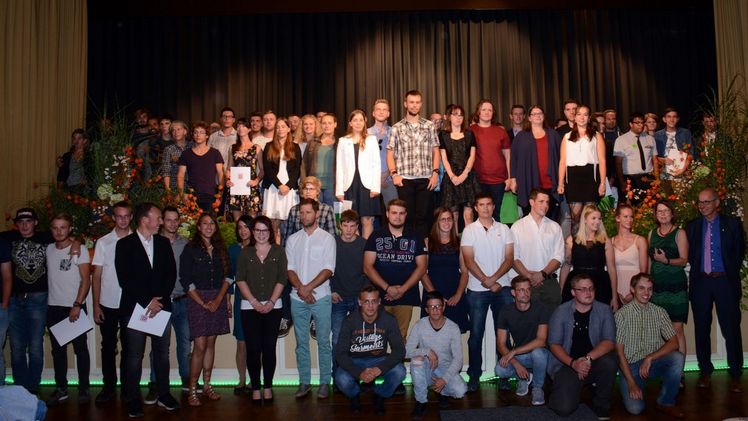 Ausgebildete Landschaftsgärtner auf der Freisprechungsfeier in Bad Schwalbach. Bild: FGL.