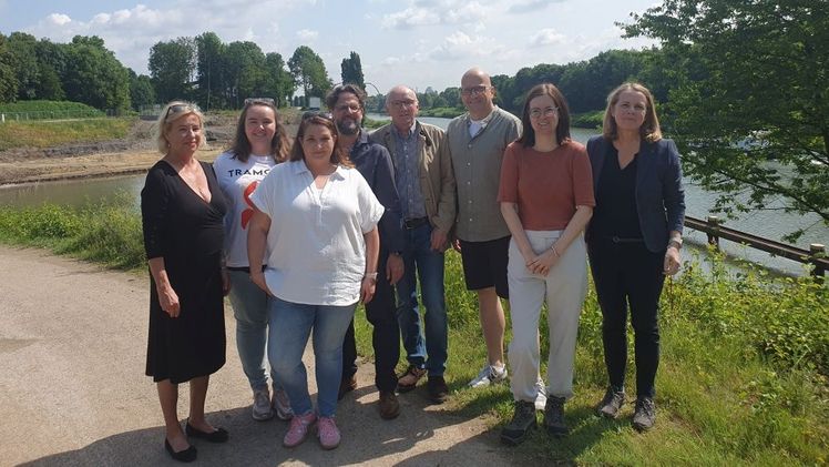 Hier könnte der „Parcours der Kinderrechte“ entstehen. Sylvia Weigner (r.) und Hannah Bollig (2. v. r) von der IGA Metropole Ruhr 2027 gGmbH informierten Vertreter*innen des Kinderschutzbundes über die Gegebenheiten im Nordsternpark Gelsenkirchen, einem der Zukunftsgärten auf der IGA 2027. Bild: IGA 2027.