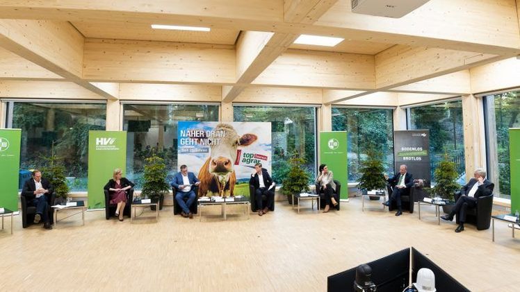 Ein hochkarätiges Podium mit Vertretern der Politik, Wirtschaft, Wissenschaftlern und Praktikern diskutierte an der Universität für Bodenkultur Wien über Maßnahmen zur Reduktion des Bodenverbrauchs. Bild: BOKU.