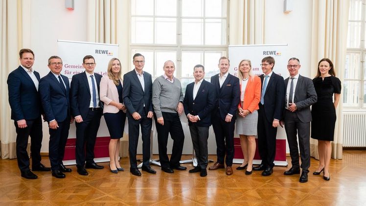 Beim neunten Stakeholder Forum der REWE Group stand das Thema „Ein Leben ohne Plastik“ im Mittelpunkt. (v.l.n.r.) Christian Zeiler, Zeiler Gemüsevertrieb, Josef Peck, LGV Frischgemüse, Klaus Schörghofer, Brauunion, Britta Ruisz-Schiansky, Henkel,   Beim neunten Stakeholder Forum der REWE Group stand das Thema „Ein Leben ohne Plastik“ im Mittelpunkt. (v.l.n.r.) Christian Zeiler, Zeiler Gemüsevertrieb, Josef Peck, LGV Frischgemüse, Klaus Schörghofer, Brauunion, Britta Ruisz-Schiansky, Henkel, Georg Grassl, Henkel, Franz Viehböck, ehem. Astronaut, Marcel Haraszti, REWE International AG, Nikolaus Huber, Unilever Austria, Tanja Dietrich-Hübner, REWE International AG, Klaus Menrad, TU München, Jan-Peer Brenneke, REWE International AG, Bettina Vogler-Trinkfass, Procter&Gamble. Bild: REWE Group/ C. Dusek.