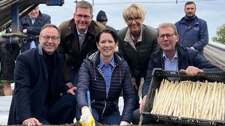 Ministerin Silke Gorißen beim Stechen des ersten regionalen Gemüses. Weitere Teilnehmer der Saisoneröffnung Spargel v.l.n.r: Theo Mettenborg, Dr. Arne Dahlhoff, Silke Gorißen, Eva Kähler-Theuerkauf, Rainer Hollenbeck. Bild: © Spargelstrasse NRW.