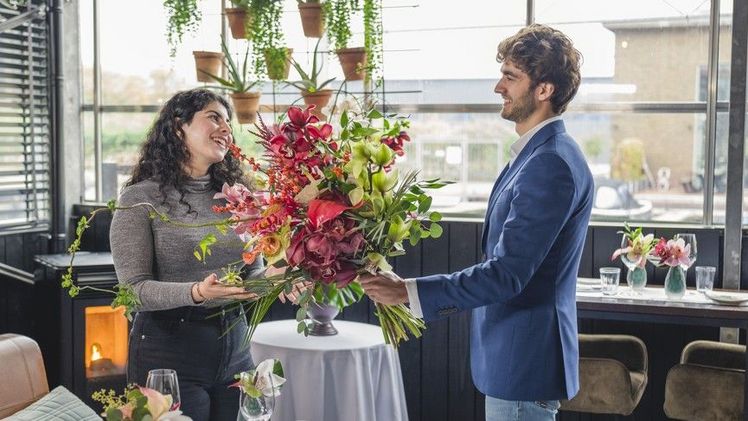 Imposanter geht's kaum: Ein exotischer Valentinsstrauß mit Anthurien und Orchideen. Bild: GPP.
