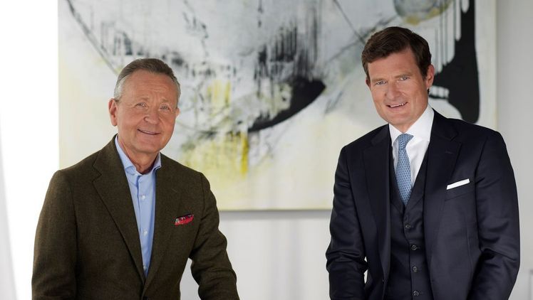 CEO Prof. Klaus Jo­sef Lutz (li.) wird zum 31. März 2023 die ope­ra­ti­ve Füh­rung der Bay­Wa AG ab­ge­ben. Mar­cus Pöl­lin­ger wird als neu­en Vor­stands­vor­sit­zen­den der Bay­Wa AG be­stellt. Bild: Bay­Wa AG / Enno Kapitza.