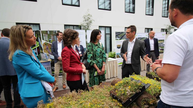 Rundgang beim Weltkongress 2023 mit der parlamentarischen Staatssekretärin Elisabeth Kaiser (Bundesbauministerium, 2.v.l.) und der Staatssekretärin Dr. Britta Behrendt (Berliner Umweltsenat, 2.v.r.). Bild: Bundesverband GebäudeGrün.