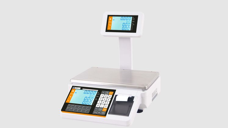 Die Ladenwaage LPP II ist ausgestattet mit Bondrucker und  bedienbar ohne Pflicht für Fiskal- und TSE-Speicher – das ermöglicht schnelles und exaktes  Kassieren mit offener Ladenkasse. Optional mit Hochanzeige (Foto) oder mit Pultanzeige. Bild: DEW.