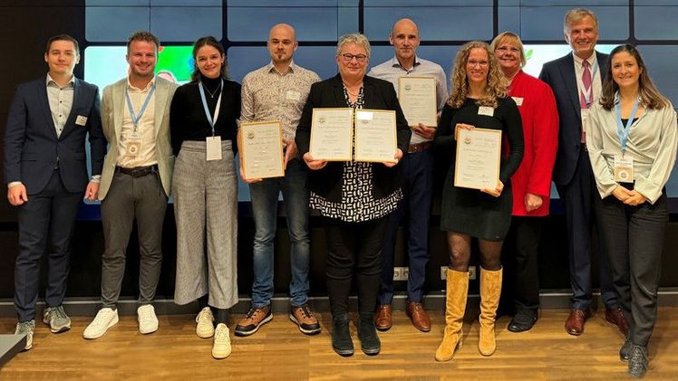 Überreichung der Zertifikate bei einem Statusworkshop von MCS am 10.10. in Berlin: v. l. n. r: Simon Busse (FNR); Markus Bockholt (MCS); Katrin Jaeger (MCS); Jonas Velz (Eifel-Holz), Ulrike Fockenberg (Gramoflor); Marc van Dael (Copertiz); Ribanna Jansen (toom Baumarkt); Cornelia Berns (BMEL); Dr. Norbert Schmitz (MCS); Julia Ostrowski (MCS). Foto: Elisabetta Vesce, Meo Carbon Solutions.