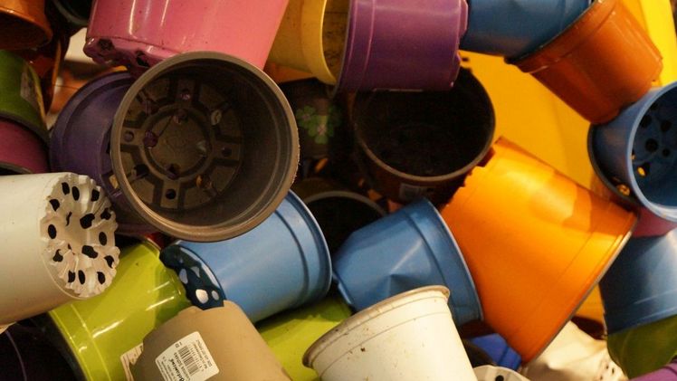 Blumentöpfe aus Plastik in der Diskussion. Bild: GABOT.